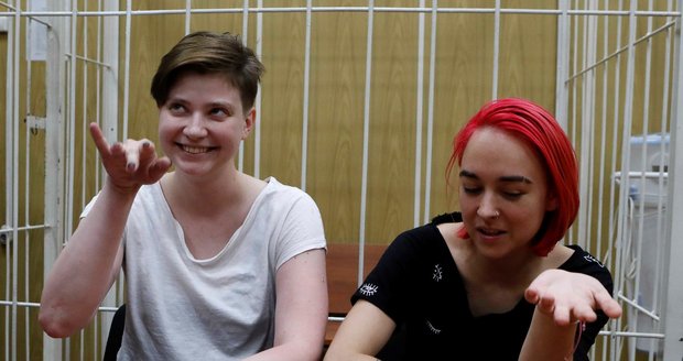 Tři členky ruské skupiny Pussy Riot míří do vězení. Trest mají za narušení fotbalového mistrovství světa