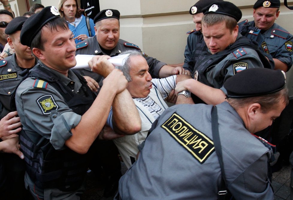 I šachového génia Garriho Kasparova zatkla policie