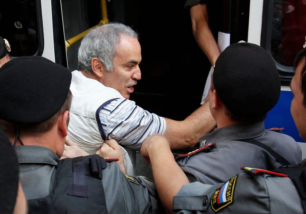 Šachový mistr Kasparov během zatýkání prý pokousal jednoho z policistů