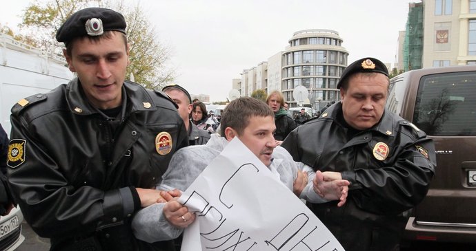 Policie od soudu vyvádí jednoho z podporovatelů Pussy Riot