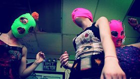Pussy Riot provokují i tím, že vystupují v kuklách přes hlavu