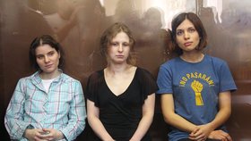 Členky punkové skupiny Pussy Riot Jekatěrina Samucevič (vlevo), Maria Alyokina (uprostřed) a Naděžda Tolokonnikova (vpravo)