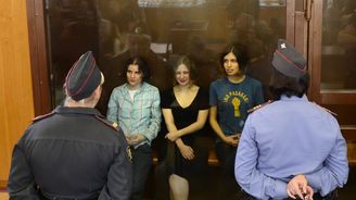 Pussy Riot jdou na dva roky do vězení a nápravných kolonií. Svět i internet se bouří