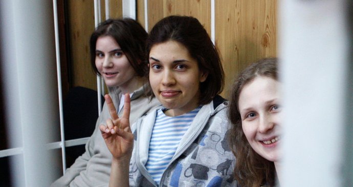 Naděžda Tolokonnikovová (22), Marija Aljochinová (24) a Jekatěrina Samucevičová (29) jsou ve vazbě kvůli výtržnictví