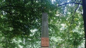 Pomník v lese Pekelec