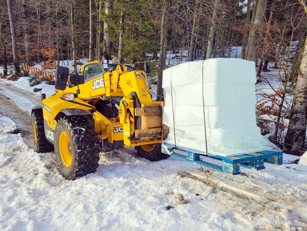 Těžké kvádry ledu dovážely stavební stroje.