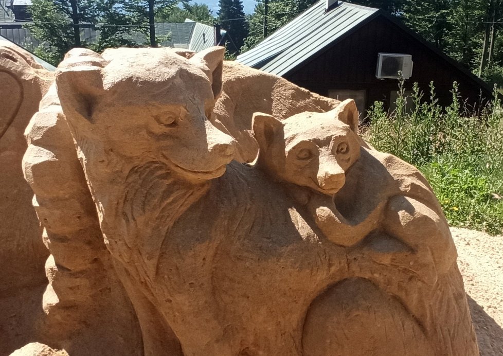 Pískové sochy na Pustevnách letos znázorňují ohrožená zvířata z Červeného seznamu.