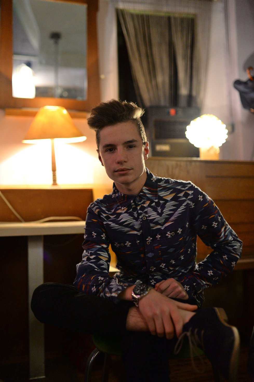 Oskar Hes (17) je vycházející hvězdou českého showbyznysu. Upozornil na sebe svou první rolí v přelomovém seriálu Pustina. Věnovat se ale chce hlavně muzikálu.