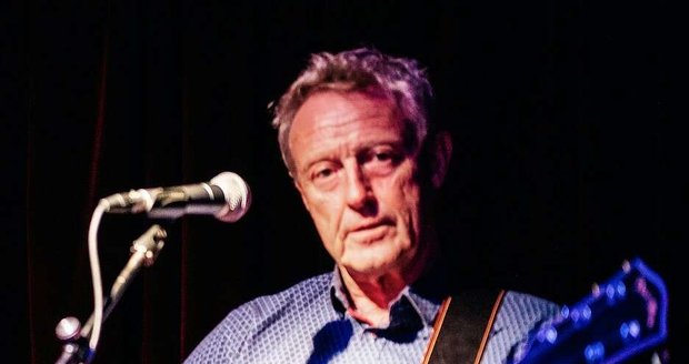 Dia menjalani kehidupan yang sangat aktif. Dia menjalani kehidupan yang sangat aktif.