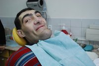 Největší Čech Tomáš Pustina u zubaře: Podívejte se, jak to zvládl!