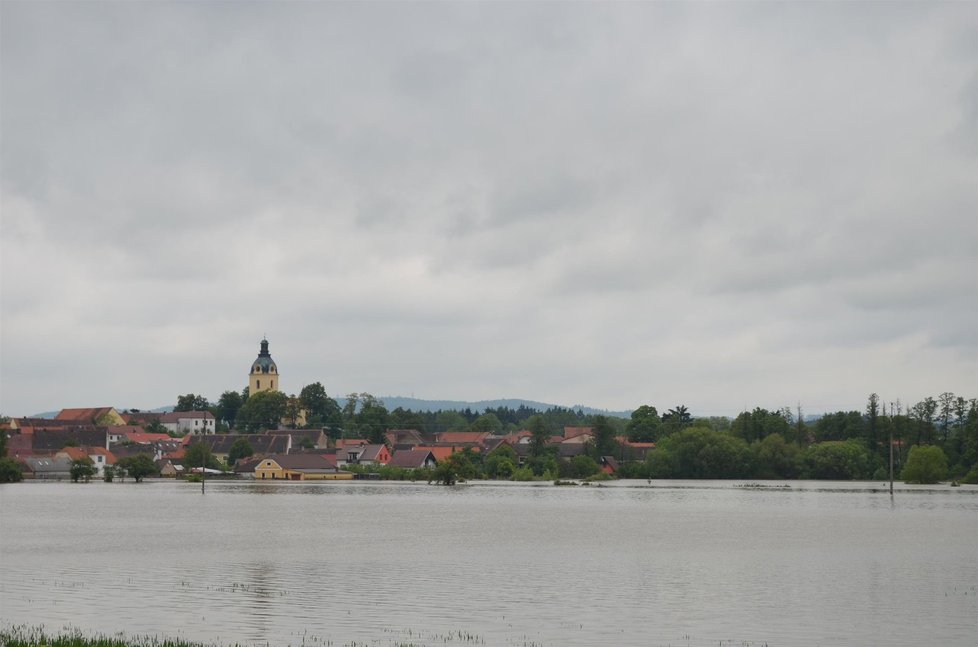 Domy v Putimi stojí ve vodě už 4. den. Obří jezero tam vzniklo poté, co rozvodněná Otava už nepojmula přitékající Blanici a nahnala vodu zpět do obce.