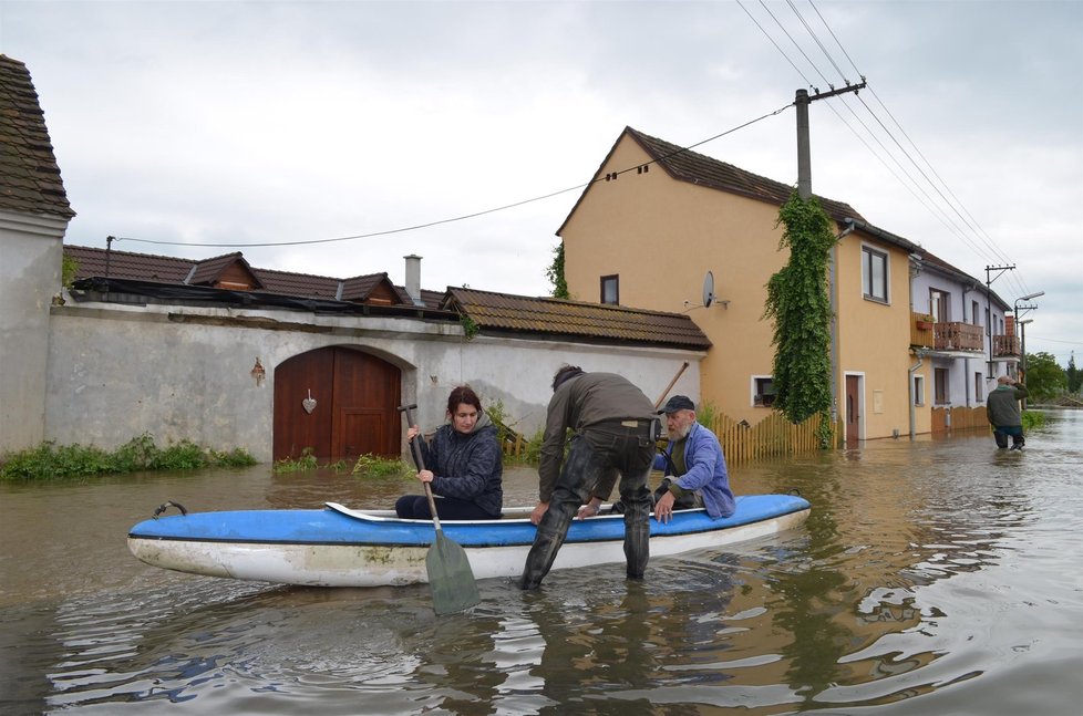 Domy v Putimi stojí ve vodě už 4. den. Obří jezero tam vzniklo poté, co rozvodněná Otava už nepojmula přitékající Blanici a nahnala vodu zpět do obce. Klesá po centimetrech.