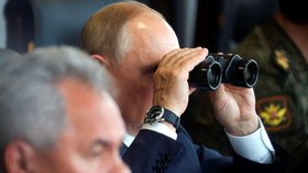 Ruský prezident Vladimir Putin se objevil na vojenském cvičení Západ 2021, kterého se účastnili vojáci Ruska a Běloruska.
