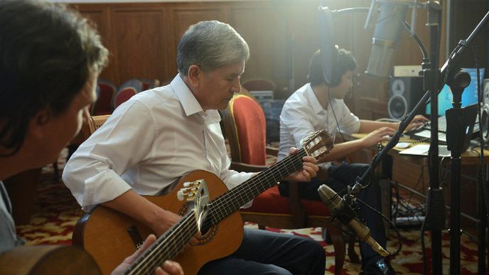 Atambajev při hře na kytaru