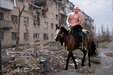 Putin dorazil do Bachmutu. Přijel na koni, pozdravil se s vojáky a pouze s nunčaky…