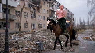 Putin dorazil do Bachmutu. Přijel na koni, pozdravil se s vojáky a pouze s nunčaky pobil ukrajinský pluk
