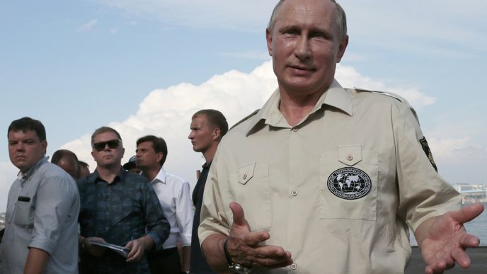 Putin se za účasti médií ponořil na dno Černého moře ve vědeckém batyskafu. Pak se zase vynořil, čehož někteří litují.