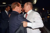 Velmi srdečné objetí: Putin a Berlusconi společně v Římě