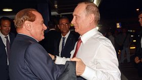 Bývalý italský premiér Silvio Berlusconi a ruský prezident Vladimir Putin v důvěrném obětí