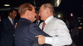 Bývalý italský premiér Silvio Berlusconi a ruský prezident Vladimir Putin v důvěrném objetí