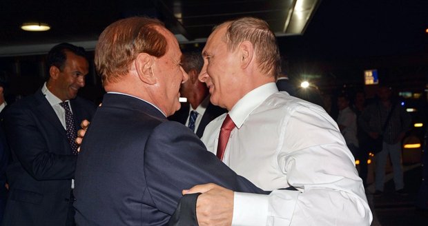 Velmi srdečné objetí: Putin a Berlusconi společně v Římě