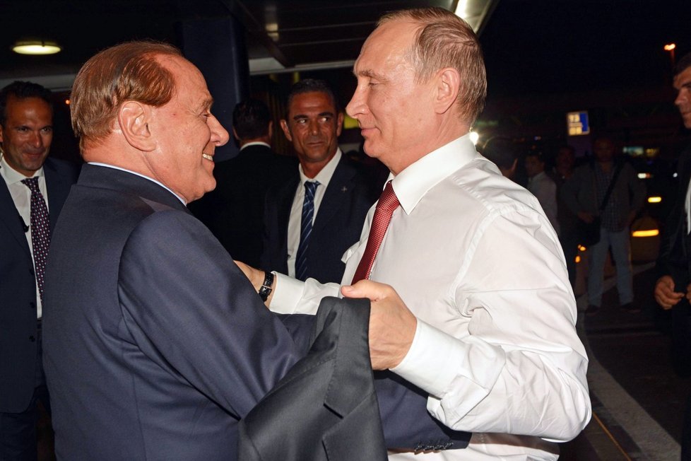 Bývalý italský premiér Silvio Berlusconi a ruský prezident Vladimir Putin v důvěrném obětí