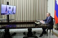 Macron „hasí“ hrozbu války: Biden s Putinem v zásadě souhlasili se summitem, řekl po hovorech