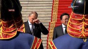 Putin při ruské hymně popotahoval a těžce polykal.