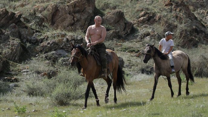 Prezident Vladimir Putin (61) se fotí s tygry, rajtuje polonahý na koni, loví jesetery a pak tohle – ale  při prvních tónech hymny se rozbrečí!
