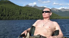 Putin celému světu odhalil svou hruď.