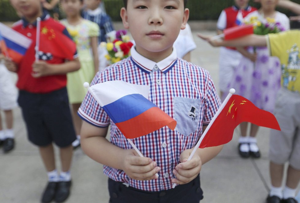 Ruský prezident Vladimir Putin přijel na státní návštěvu Číny. Dočkal se vřelého přijetí.