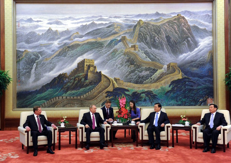 Ruský prezident Vladimir Putin přijel na státní návštěvu Číny. Dočkal se vřelého přijetí.