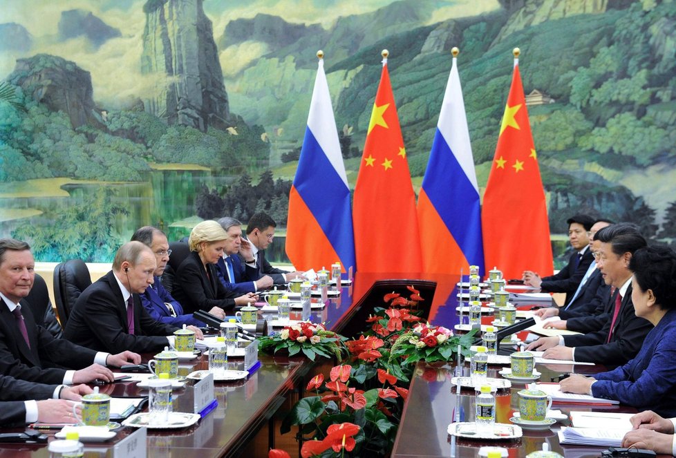 Ruský prezident Vladimir Putin přijel na státní návštěvu Číny. Dočkal se vřelého přijetí.