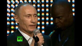 Putin zpívá a hraje na piano. Bellucciová i Costner jsou z něj paf