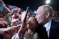 Putin se poprvé po třech letech přiblížil k lidem. Dokonce políbil fanynku