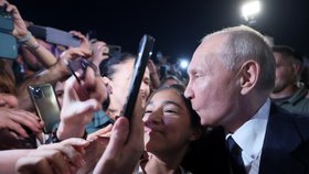 Putin se poprvé po třech letech přiblížil k lidem. Dokonce políbil fanynku