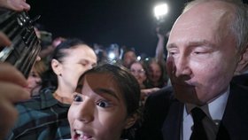Vladimir Putin v Dagestánu políbil fanynku (28. 6. 2023).