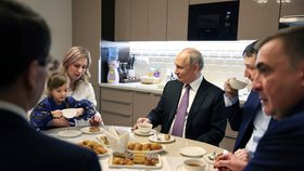 Vladimir Putin na údajné spontánní návštěvě tulské rodinky (2. 2. 2024).