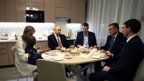 Vladimir Putin na údajné spontánní návštěvě tulské rodinky (2. 2. 2024).