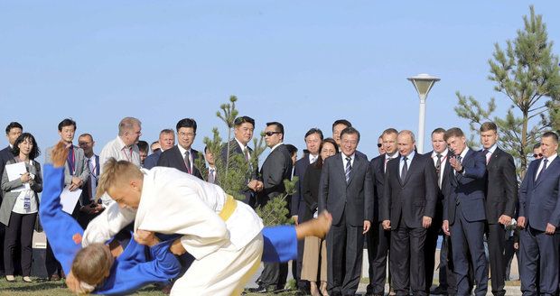 „Vladimire, potíže překonáme.“ Putinovi navrhl japonský premiér souboj v judu