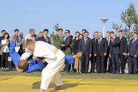 „Vladimire, potíže překonáme.“ Putinovi navrhl japonský premiér souboj v judu