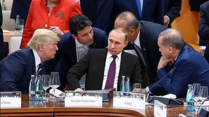 Vladimir Putin obklopen světovými lídry. Jedná se však o podvrh.