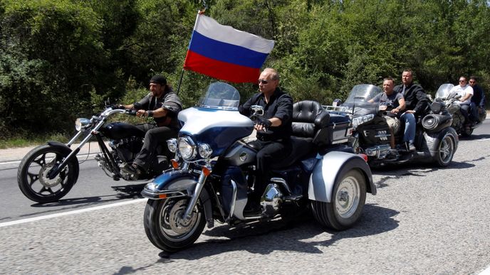 Putin na tříkolce Harley Davidson.