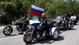 Putin na tříkolce Harley Davidson.