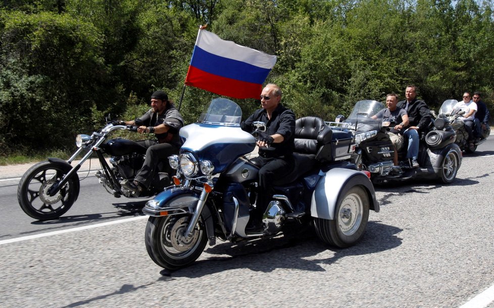 Putin na tříkolce Harley Davidson.