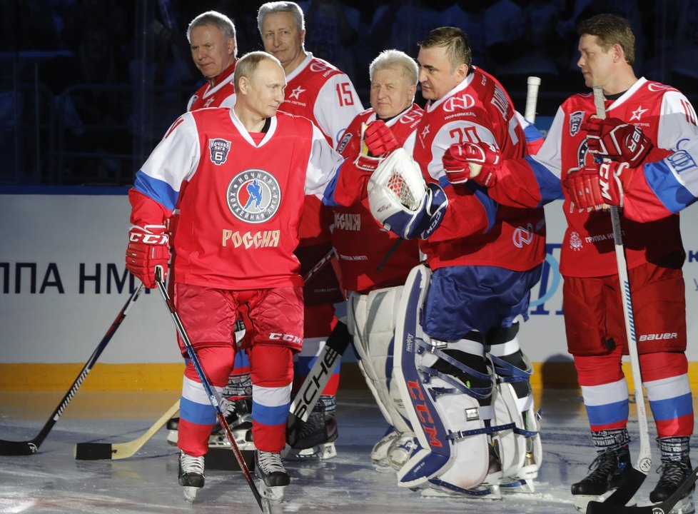 Putin se předvedl při šampionátu v Soči v akci přímo na ledě