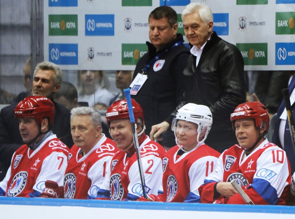 Putin se předvedl při šampionátu v Soči v akci přímo na ledě.