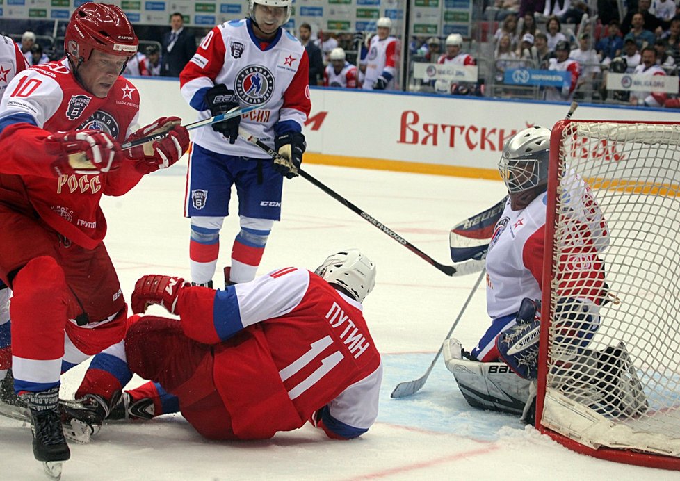 Putin se předvedl při šampionátu v Soči v akci přímo na ledě