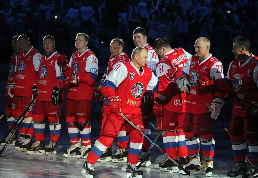 Putin se předvedl při šampionátu v Soči v akci přímo na ledě