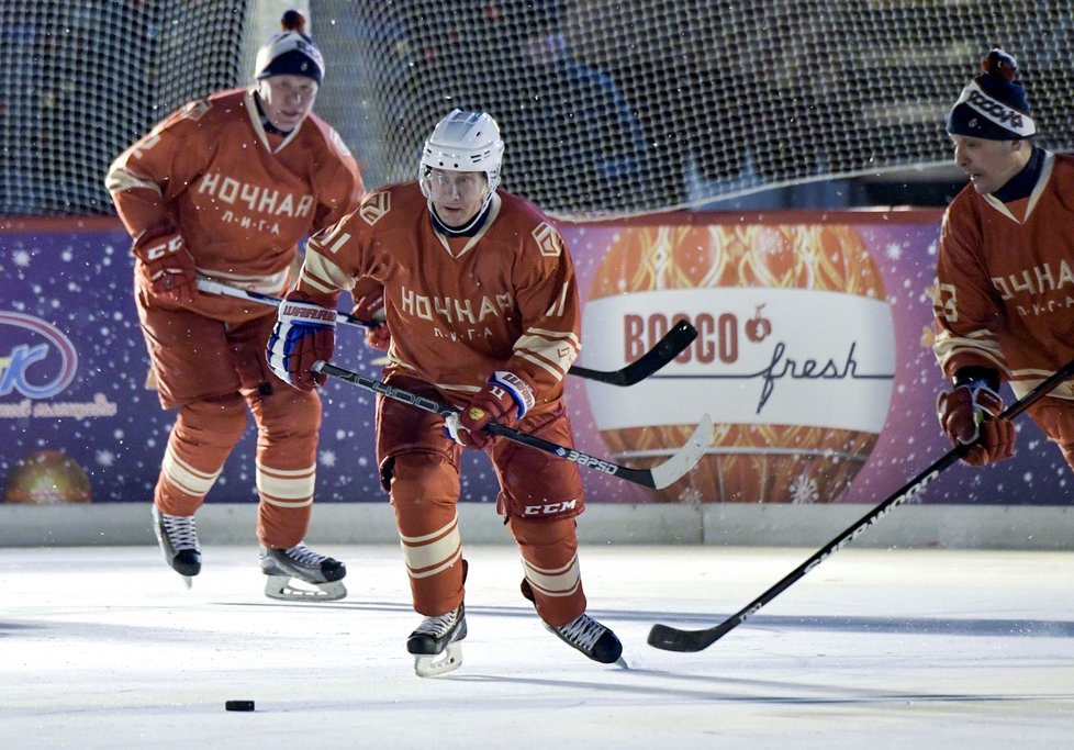 Ruský prezident Vladimir Putin opět vstoupil na ledovou hokejovou plochu.